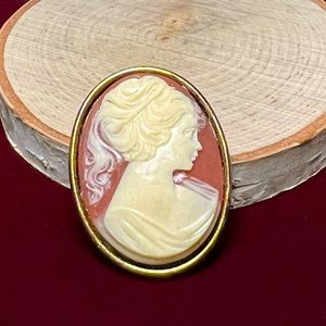 VTG| Cameo Brooch ✨